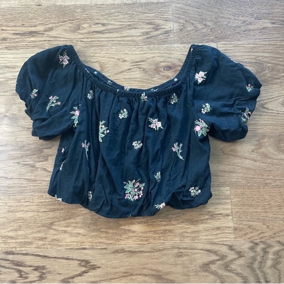 American Eagle Outfitters Tops - American Eagle Outfitters Black Floral Cropped Top